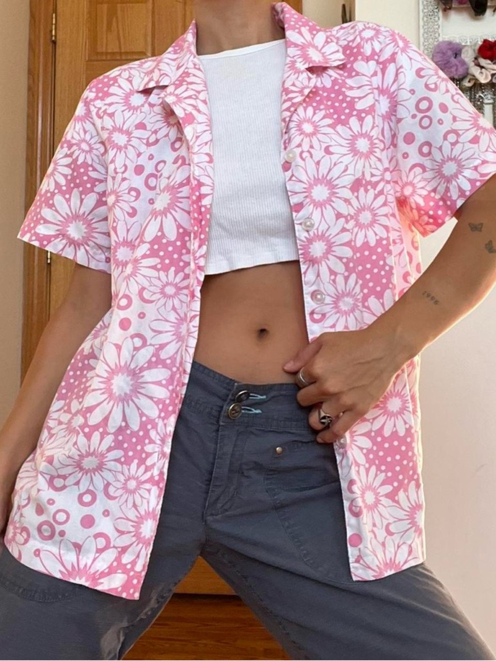 Vintage Pink & White Floral Button Down / Up Collared Short Sleeve Shirt